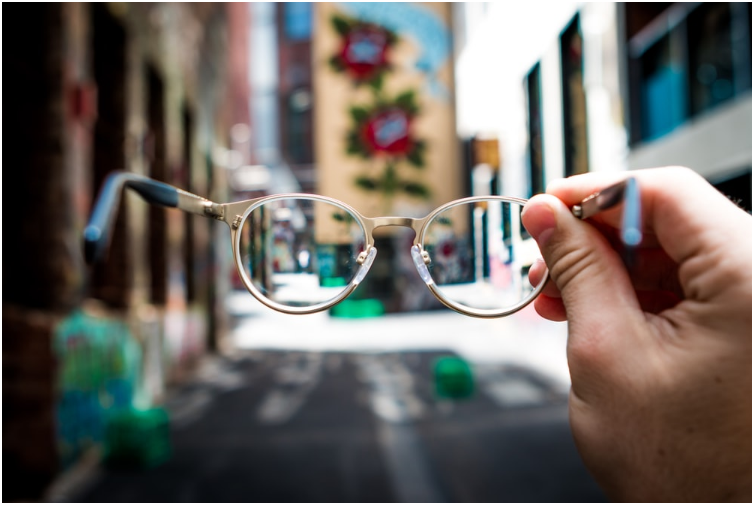How to clean sunglasses with an eyeglass cleaning cloth