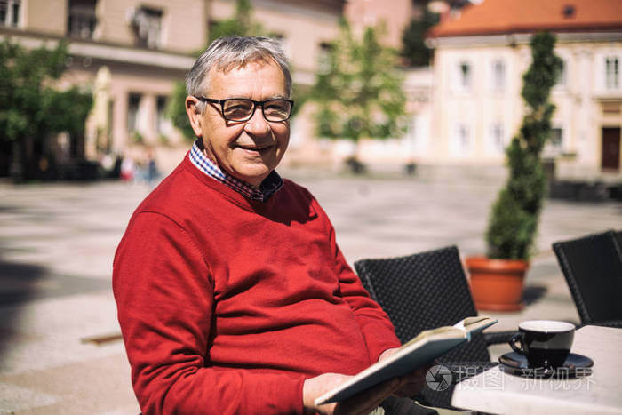 older man rectangle eyeglasses